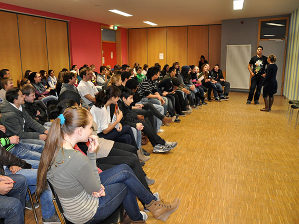 Messe warm-up mit dem People's Theater für den Jg. 9 (1)