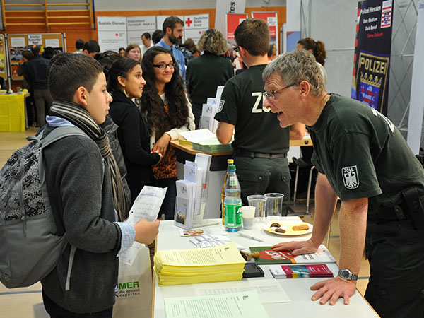 Am Stand des Hauptzollamtes Darmstadt