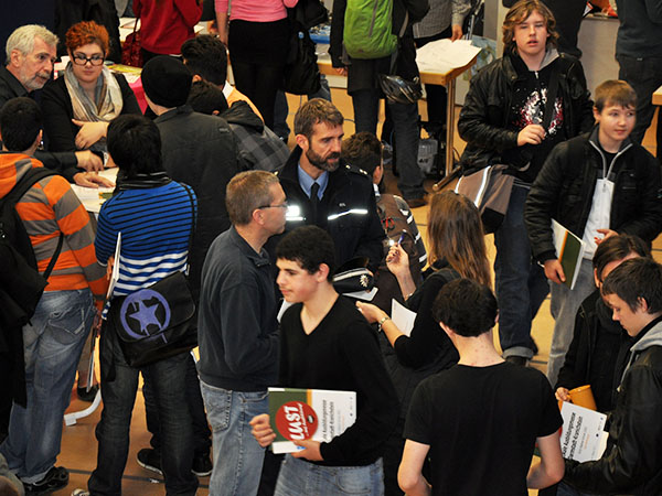 Kranichsteins Stadtteilpolizist (leuchtet auf) mitten im Geschehen