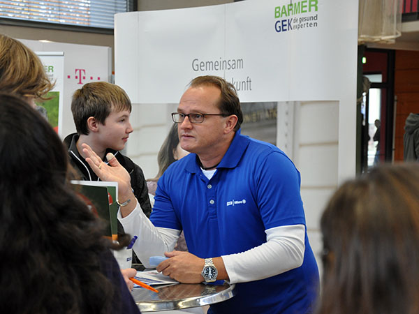 Mitarbeiter der KKH-Allianz im Gespräch