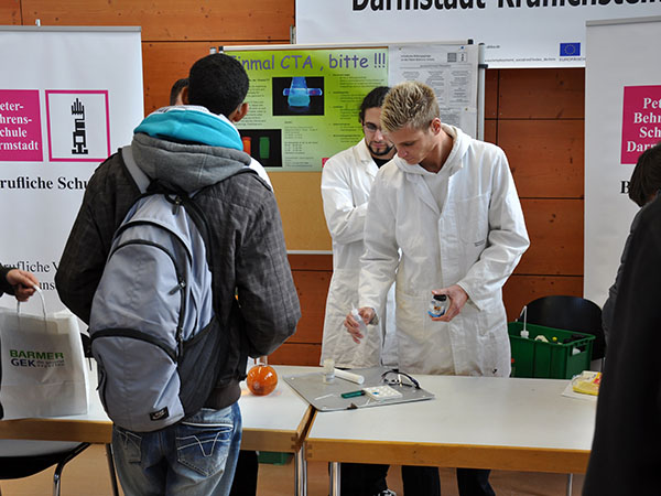 Versuche am Stand der Peter-Behrens-Schule