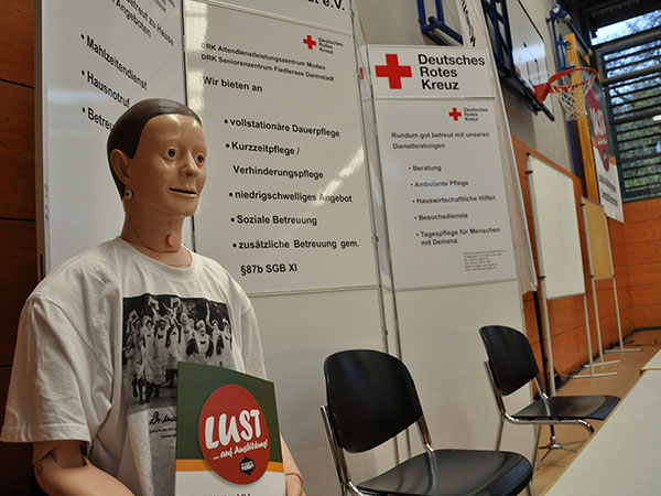 Der erste Messebesucher ist Mitarbeiter beim DRK