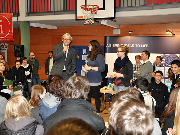 Moderator&shy;innen im Gespräch mit Oberbürger&shy;meister Jochen Partsch