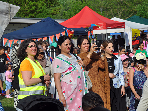 Bunte Kleidung auf der "Bunten Wiese"
