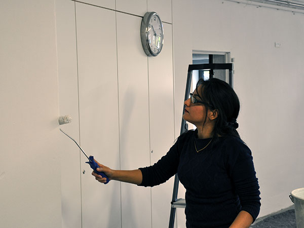 Sorgfältiger Anstrich im "KlubSaal"