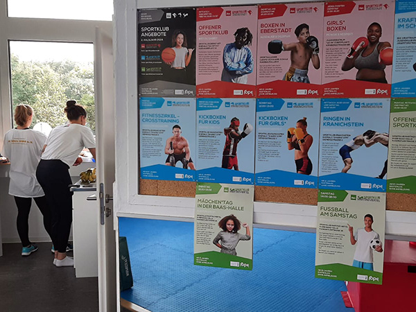 Vorbereitung der gesunden Snacks durch Alexandra Preisak und Marlen Ermann