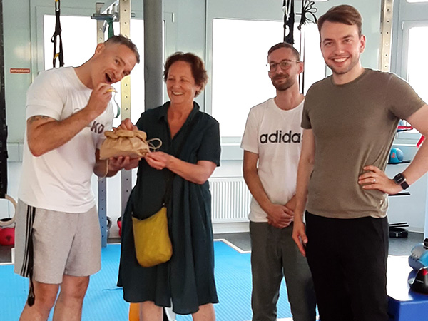 Geschenk der Bürgermeisterin zur Einweihung: Fitnessriegel