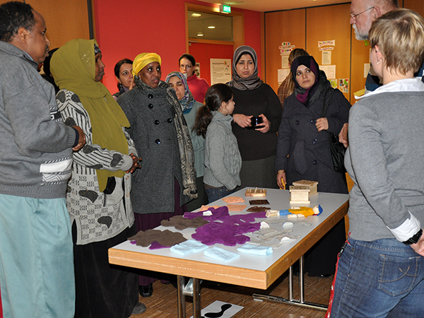 Eltern informieren sich beim "Elterncafé to go"