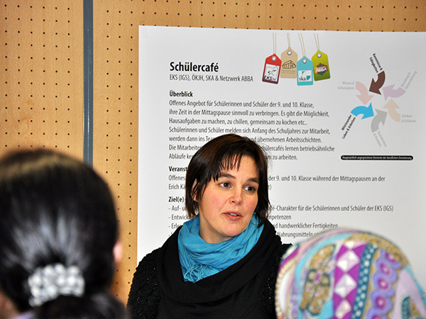 Sabine Kolmer erläutert die "Lokale Ausbildungs&shy;messe"