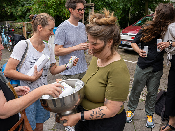 Janina Schmidt verteilt ...