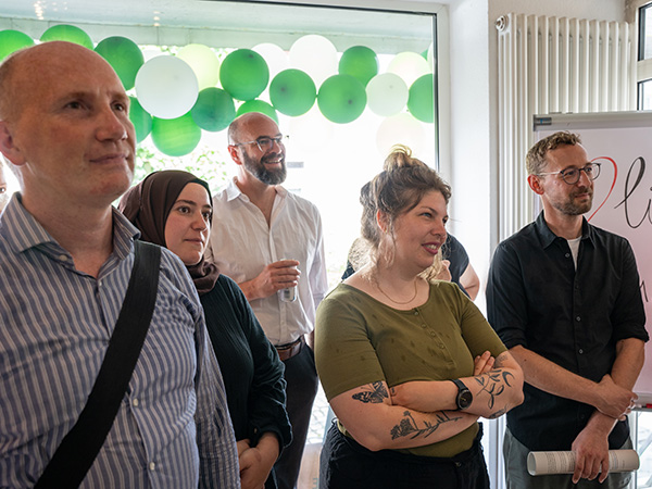 Zuhörer:innen bei Rede der Bürgermeisterin