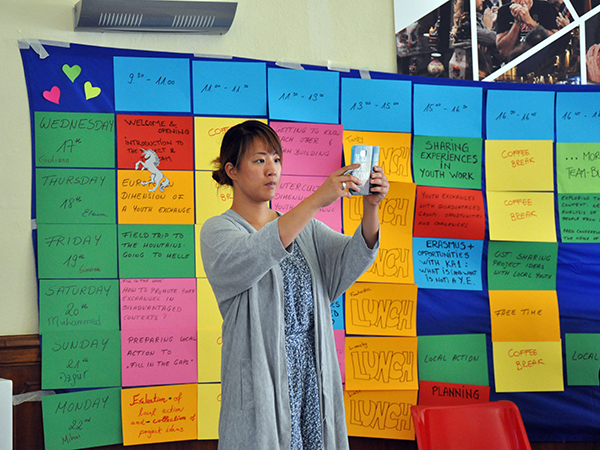 Onzi takes a picture