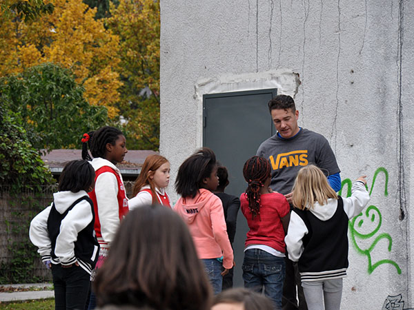 JugendKlub-Leiter Andreas Delp dankt den Tänzerinnen
