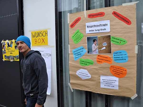 Andreas Delp vom JKK neben Infoplakat