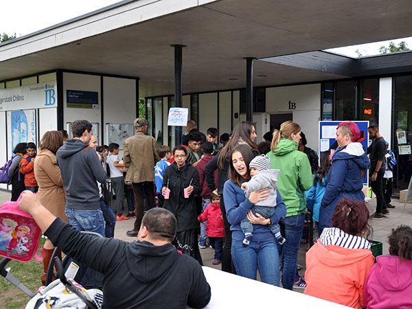 Viel los vor dem IB Jugendcafé Chillmo