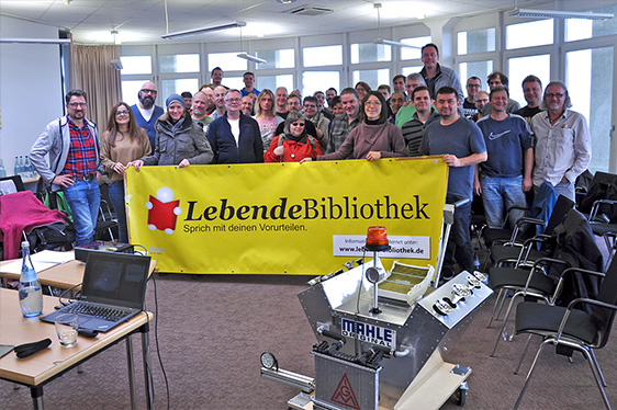 Lebende Bibliothek mit dem Vertrauens&shy;körper der Firma Mahle