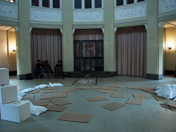 Lebende Bibliothek in der Trauerhalle des Darmstädter Waldfriedhofs