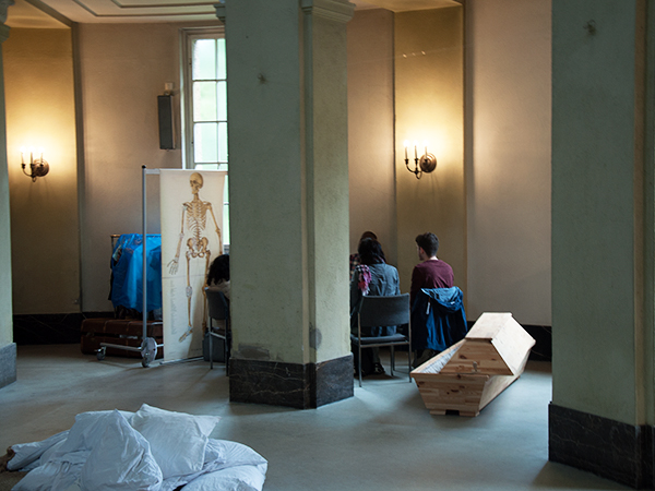 Lesung neben Skelett 