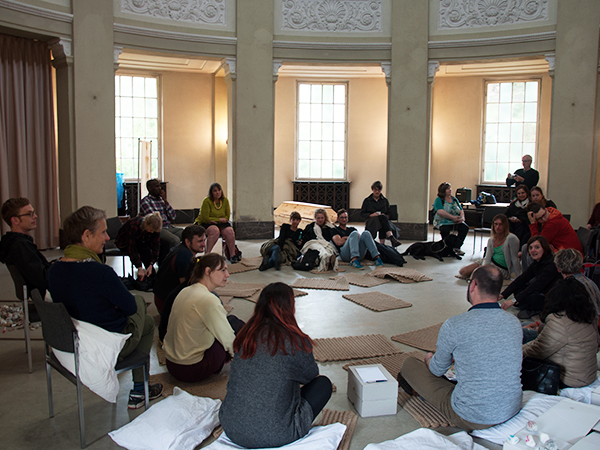 Auswertungs&shy;runde mit Leser*innen