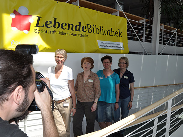 Fotoshooting mit den Kolleginnen von der Stadtbibliothek 
