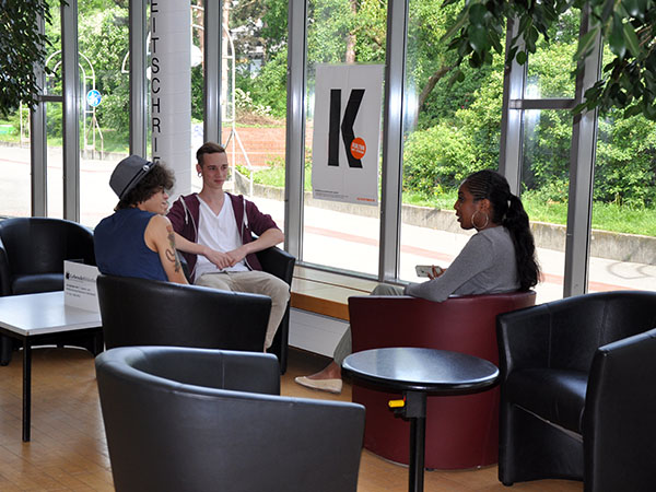 "Übrigens, ich bin schwarz. Jetzt denkst Du Dir eventuell Deinen Teil."