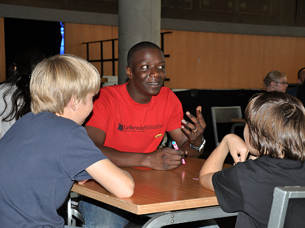 Lebendes Buch im Gespräch mit Schülern