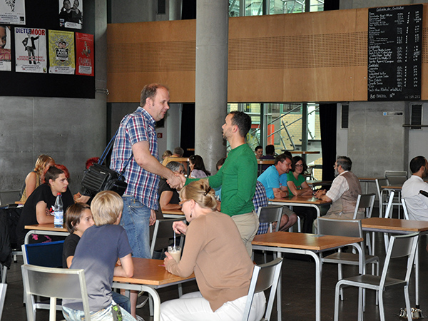 Shakehands zwischen Leser und "Kranichsteiner"