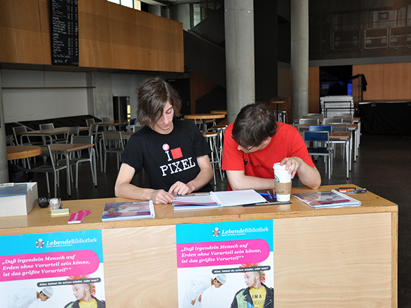 Zwei Bibliothekare studieren den Katalog