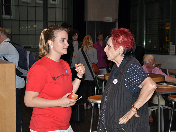 Bibliothekarin und Lebendes Buch in einer Apfelpause