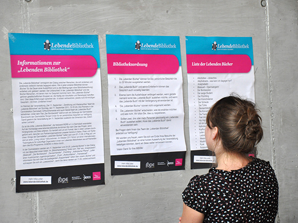 Besucherin studiert die Bibliotheks&shy;ordnung