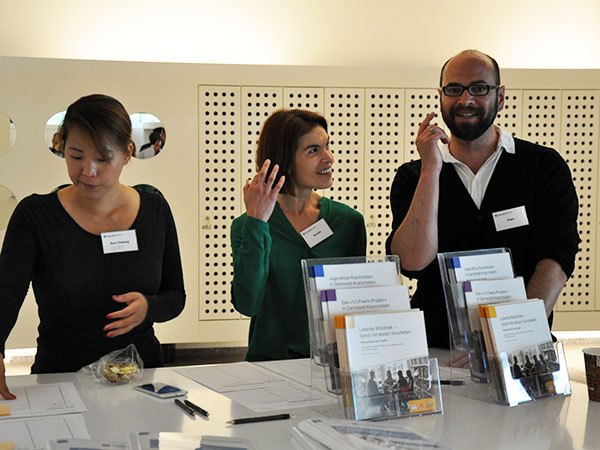 Onzi, Kerstin und Sven an der Ausleihe