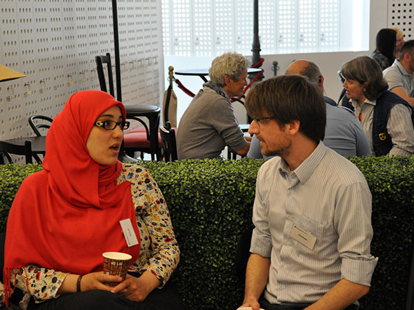 Intensives Gespräch vor grüner Hecke