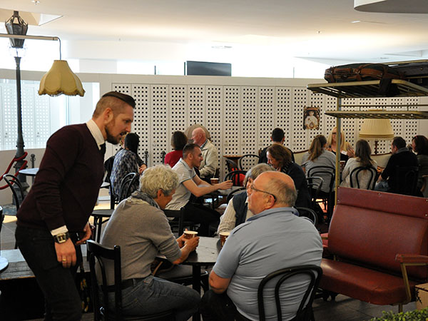 Bibliothekar Max kümmert sich