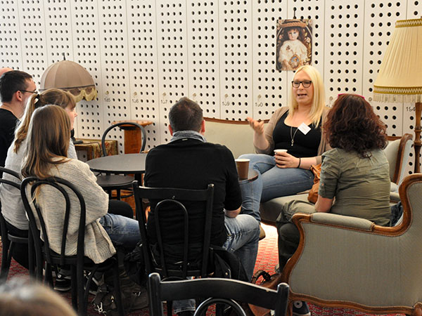 Florianne in Gruppenlesung auf feinem Sofa