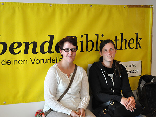 Besucherinnen vor LB-Banner