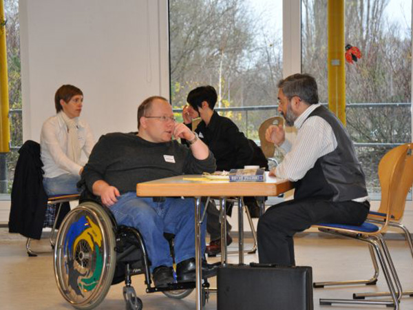 "Rollstuhlfahrer" und "Messianischer Jude" im Gespräch