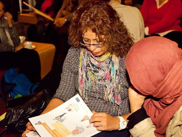 Beim Betrachten des Bibliotheks&shy;katalogs