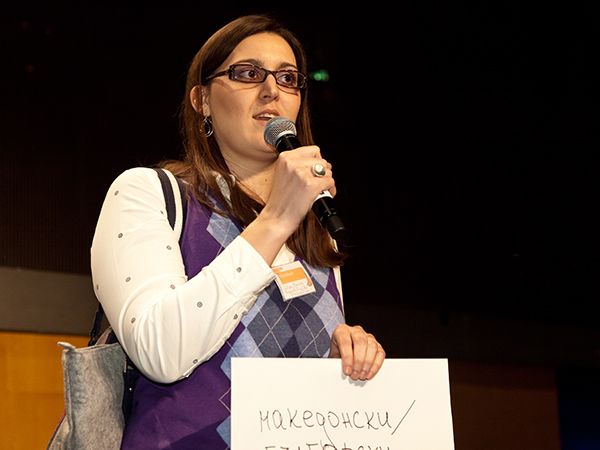 Die Wörterbücher helfen auch dabei, ...