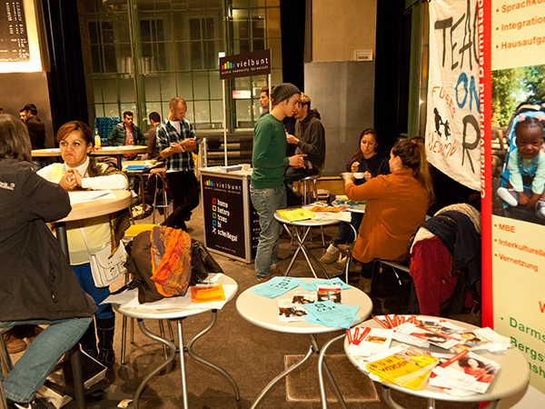 Stände beim Infomarkt der Institutionen und Initiativen