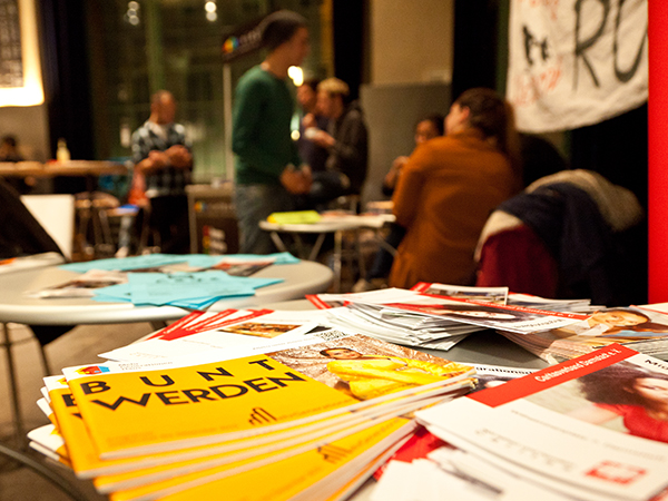 "Bunt werden!", ein schöner Flyer von "Vielbunt e.V."