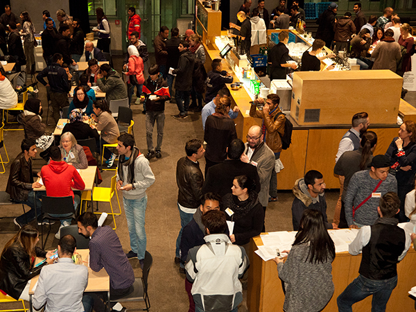 Blick von oben in den Veranstaltungs&shy;raum