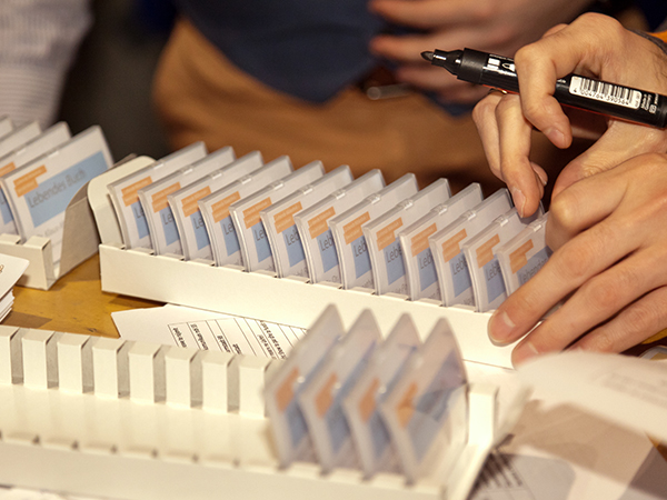 Namensschilder der Lebenden Bücher werden beschriftet