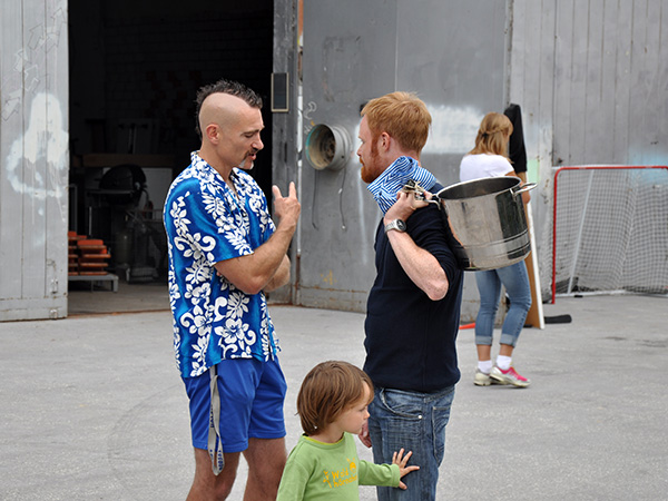 Mann mit Iro und Mann mit Topf