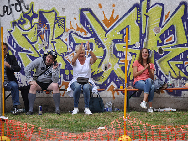 Enthusiastische Schwimmnudel&shy;hockeyfans