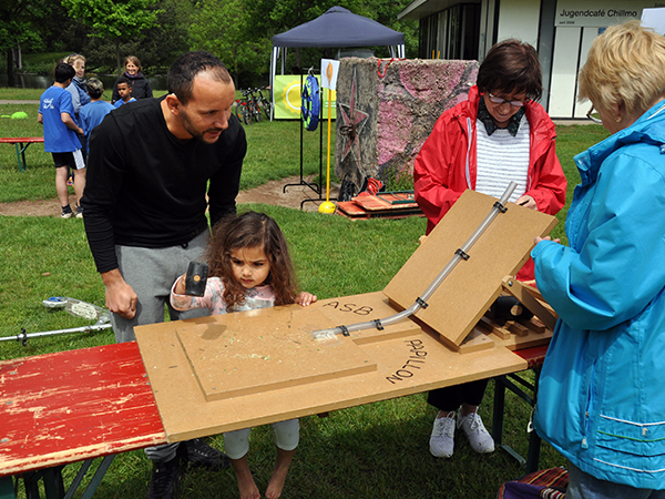 Spiele-Parcours-Station "Erbsen dreschen"