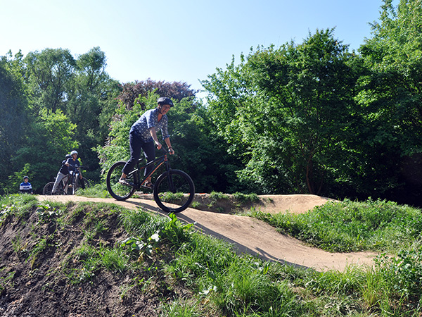 Stadträtin Barbara Akdeniz testet den Pumptrack
