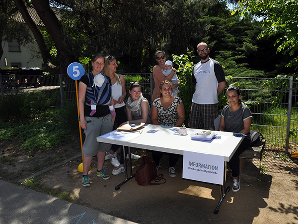 Gruppenbild mit Babies und älterem Mann in Karohose