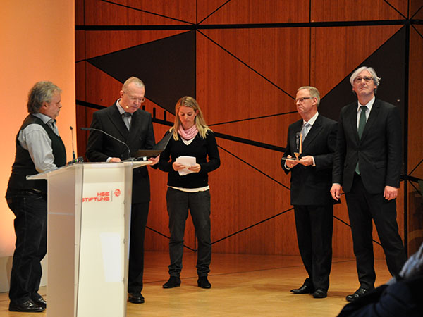 Staatsminister a. D. Karl Starzacher verliest die Begründung der Jury