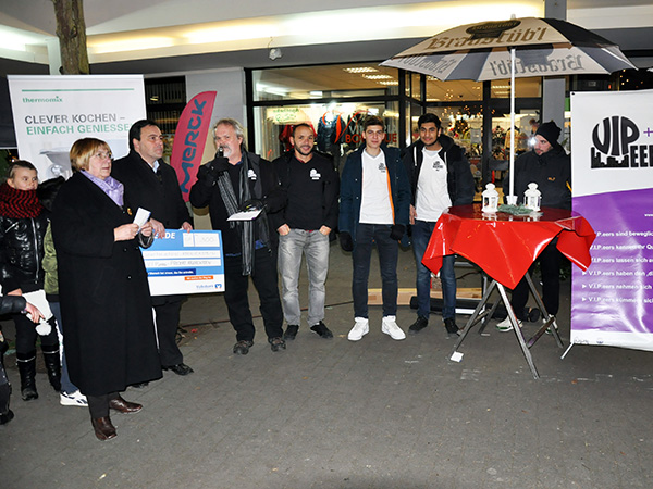 Scheckübergabe durch Santi Umberti