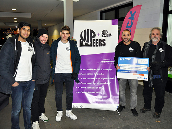 Gruppenbild mit Scheck über 300,- €